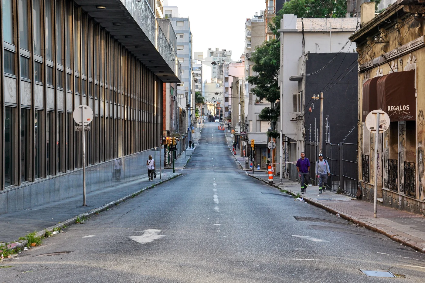 A quiet street in central Montevideo in early evening light (representative photograph of Montevideo, not the exact street Primuseum sits on)